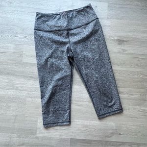 Victoria’s Secret Sport Cropped Grey athletic leggings (M)